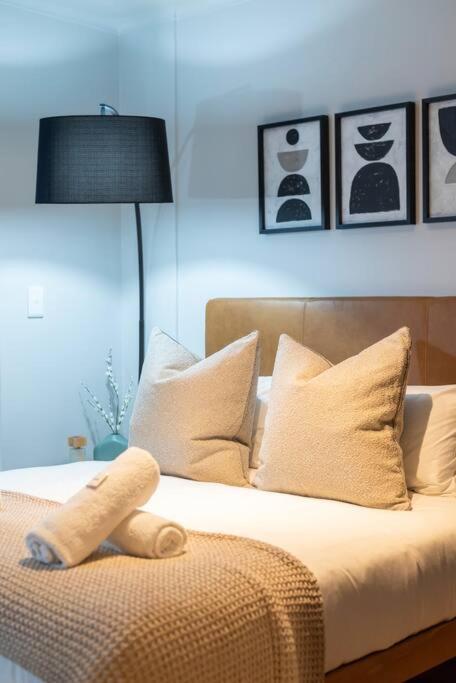 Brand New, Modern In Loop Street Apartment *
