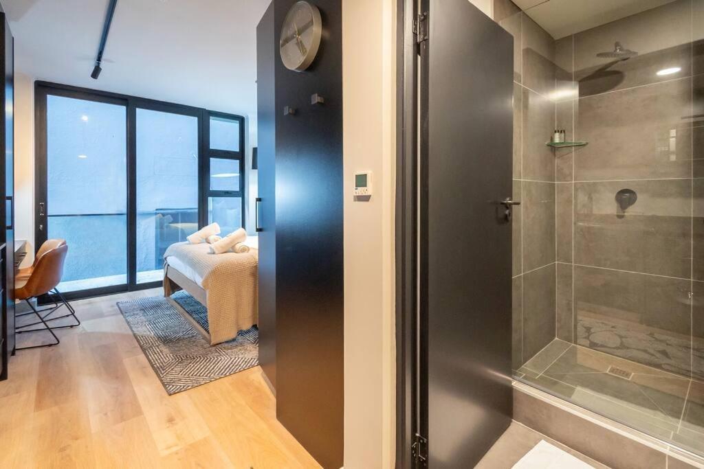 Brand New, Modern In Loop Street Apartment *