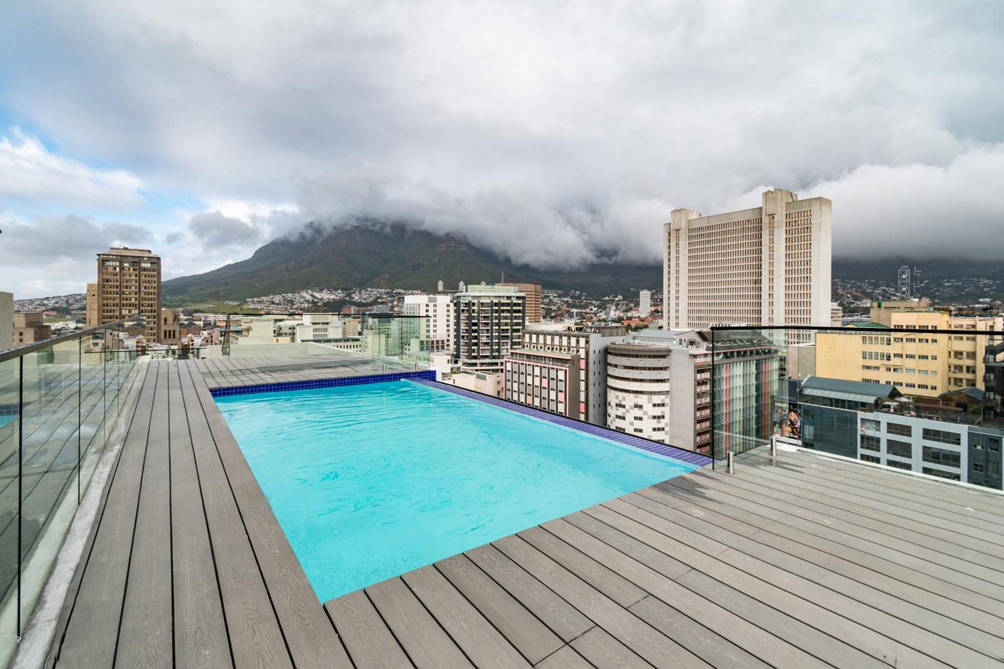 Brand New, Modern In Loop Street Apartment *